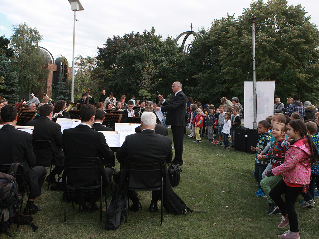Софийският духов оркестър поздрави жителите на район "Студентски" с изпълнения на народна и филмова музика пред параклиса в парк "Студентски"