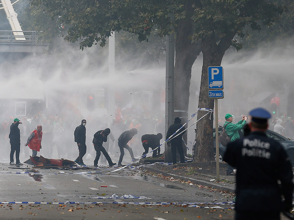 Белгия отбеляза с национален протест първата година от встъпването в длъжност на коалиционното правителство на премиера Шарл Мишел. Синдикалисти влязоха в сблъсъци с полицията по време на демонстрацията, повече от 80 000 показаха своето разочарование от управлението по улиците на Брюксел.