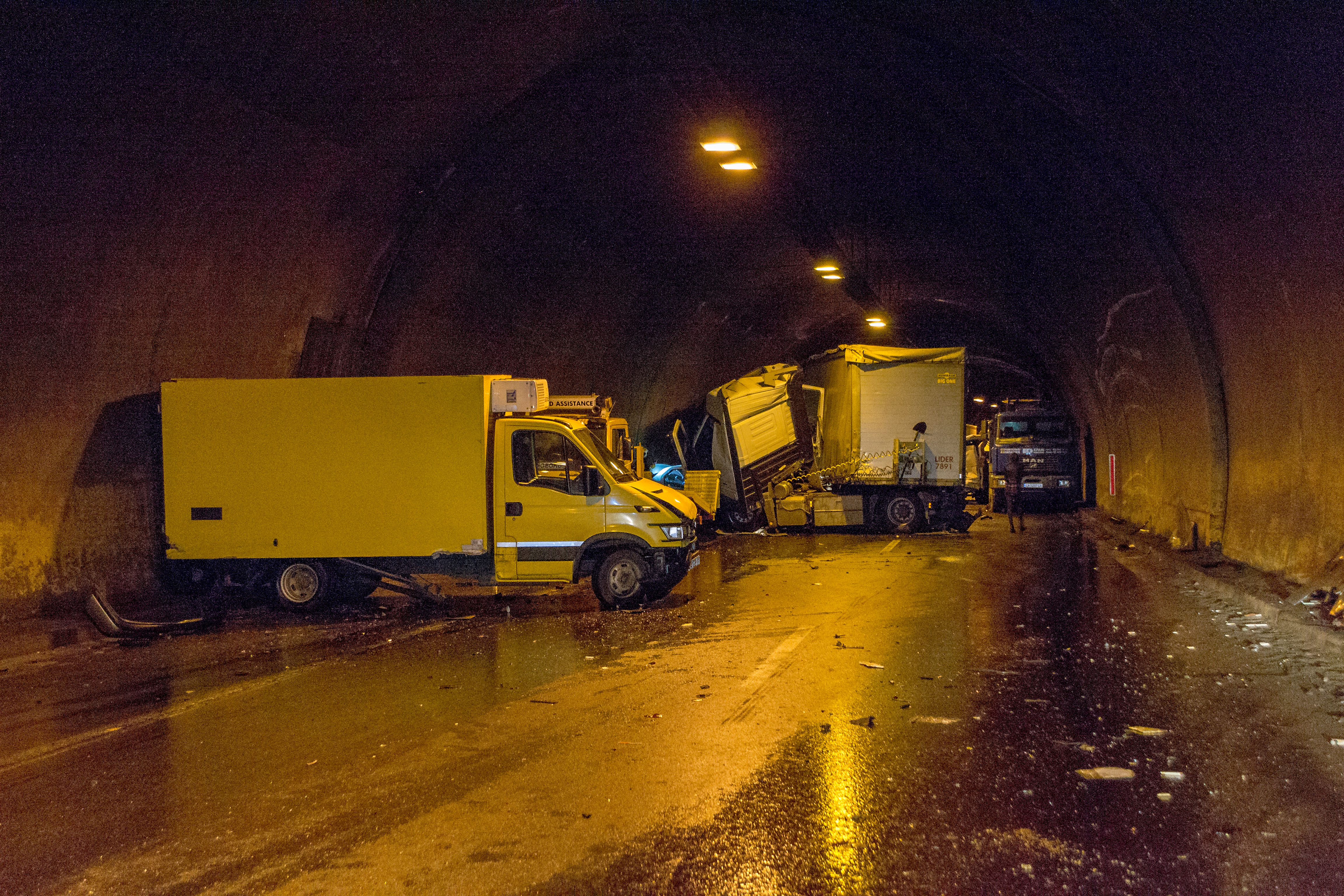 Тежка верижна катастрофа на десетки автомобили в тунела "Витиня" на АМ „Хемус”. Незабавно към мястото бяха насочени екипи на полицията, пожарната и Бърза помощ. Екипи на ОДМВР – София, СДВР и ГДПБЗН оказват съдействие на мястото на произшествието.