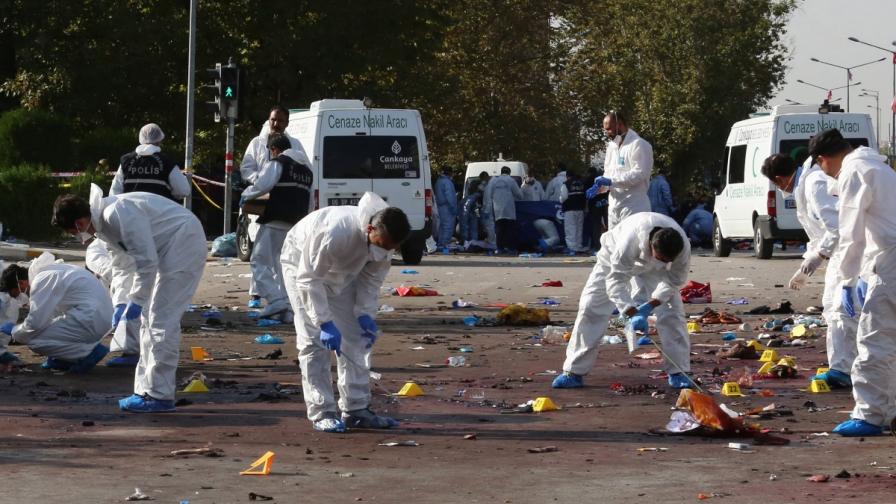 Следователи събират доказателства от мястото на експлозиите в Анкара