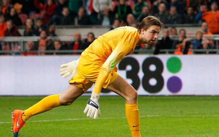 Тим Крул напусна мача на Холандия с патерици