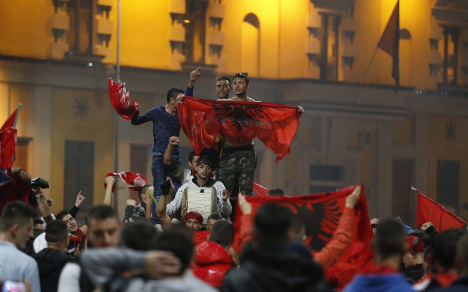 Тирана празнува футболния си успех в дъждовната вечер