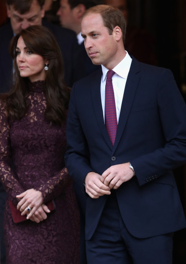 Кралското семейство на Великобритания посрещна президента на Китай Си Цзинпин и съпругата му. Кейт Мидълтън се появи с прекрасна рокля от дантела в тъмно лилаво, а на официалната вечеря бе с червена рокля и разкошна тиара.