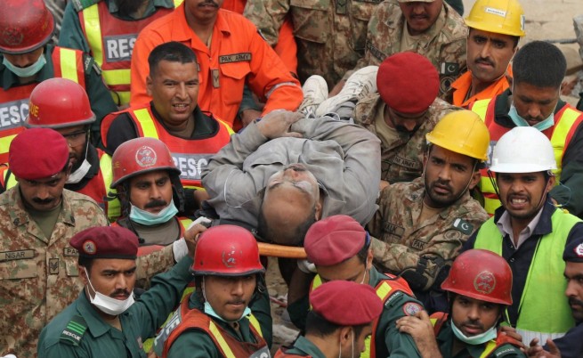 Спасители и военни изваждат оцелял от рухналата фабрика в Лахор