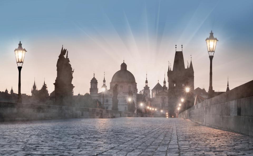  Прага е неповторим град, ситуиран на река Вълтава и столица на една от най-достъпните за туризъм европейски страни Чехия., Този уникален град носи в себе си богато културно средство и е измежду най-посещаваните туристически дестинации., Прага е невероятна преди празниците. Градът е изпълнен със светлина и живот. 