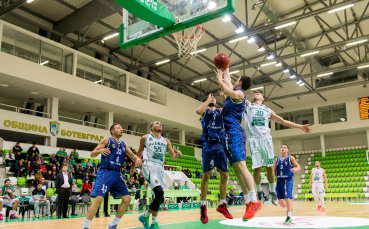 Петима баскетболисти на Черноморец както и треньорът Васил Евтимов са