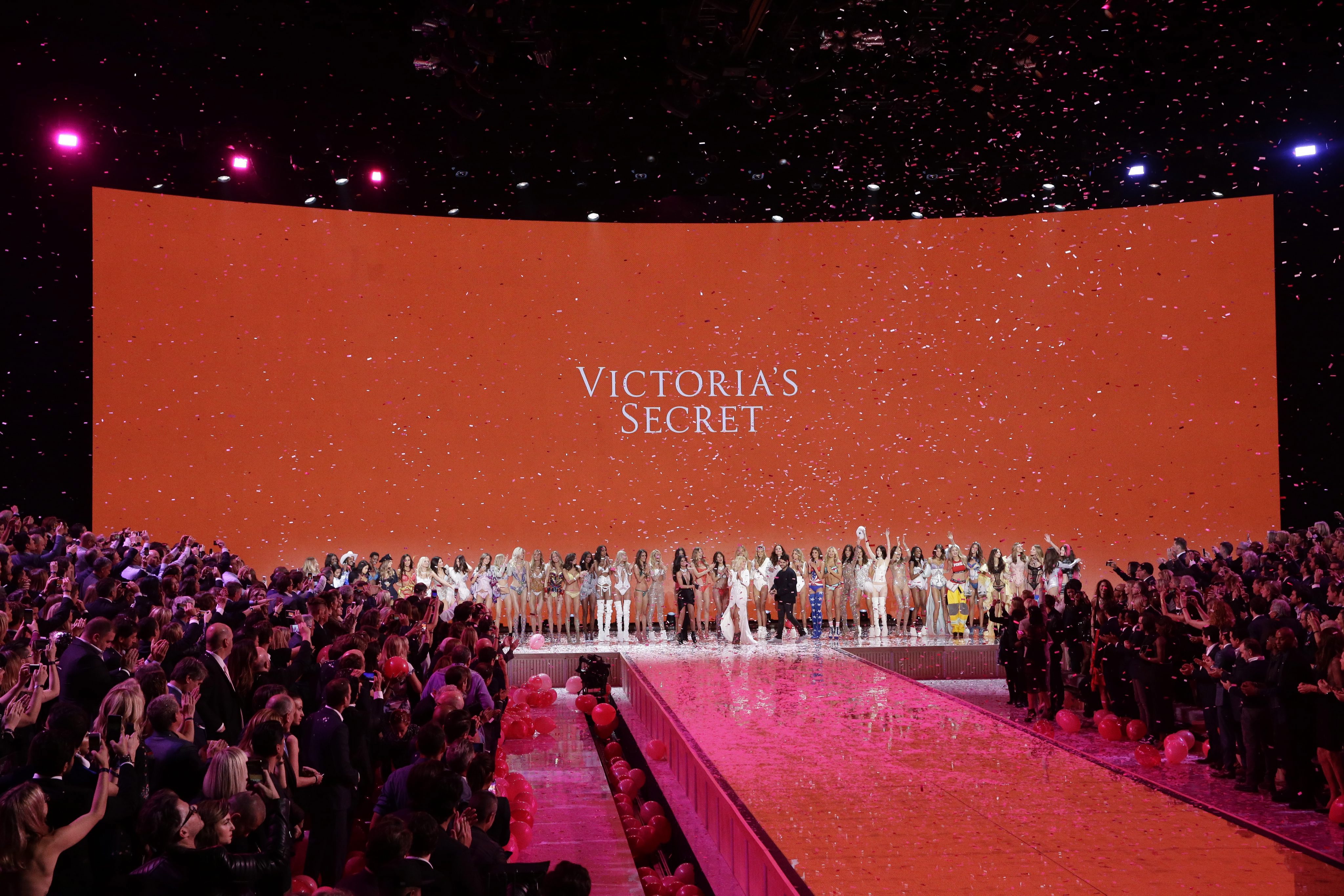 Много блясък и красота за традиционното модно шоу на „Виктория"с сикрет" (Victoria"s Secret) в Ню Йорк