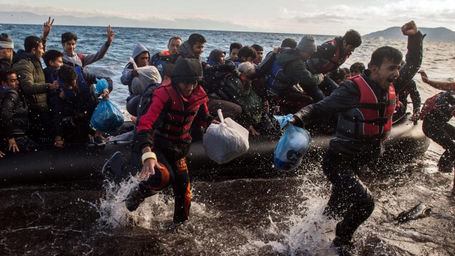 Бежанци пристигат на остров Лесбос