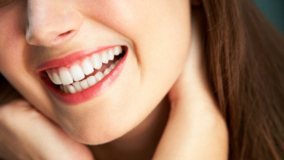 Какво се опитва да ни каже тялото ни, когато скърцаме със зъби?