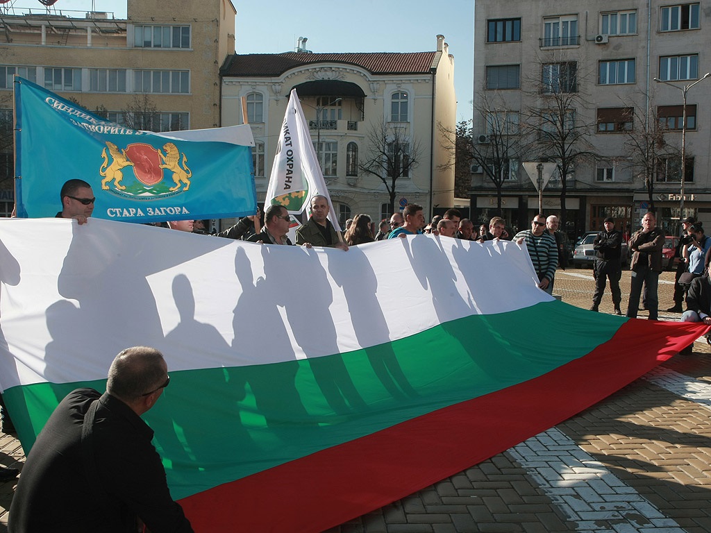 Десетки служители на МВР се събраха на протест около паметника на Цар Освободител в София