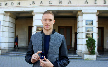 Прохазка позира пред Gong.bg с брачната си халка