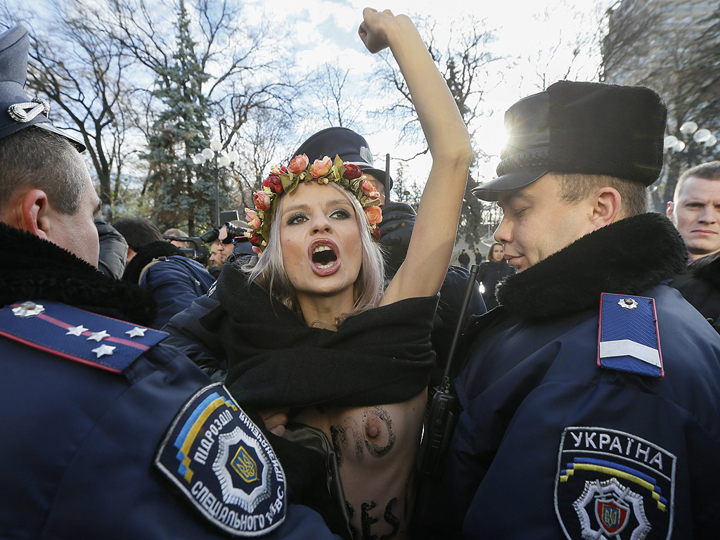 Украински полицаи арестуват активисти на женско движение FEMEN по време на топлес протест "Stop Homophobia" пред сградата на парламента в Киев. Активистите настояват украинските парламентаристи да спрат дискриминацията на правата на гражданите с различна сексуална ориентация веднага и за изменение на Кодекса на труда на Украйна, за да се осигури хармонизиране на украинското законодателство в областта на превенцията и противодействието на дискриминацията с правото на ЕС.