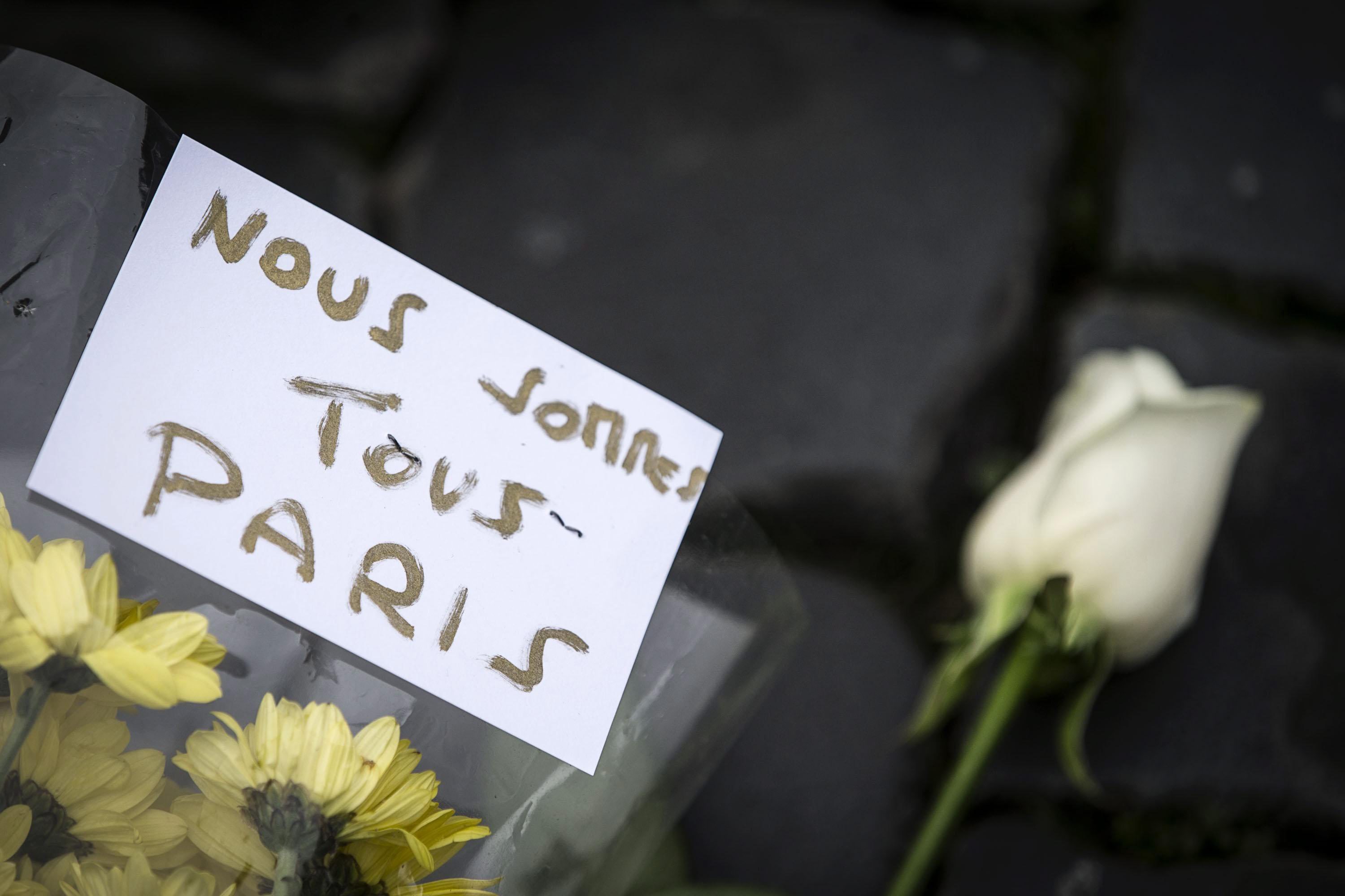 Пред посолствата на Франция по целия свят съпричастни с трагедията хора оставяха цветя и запалени свещи