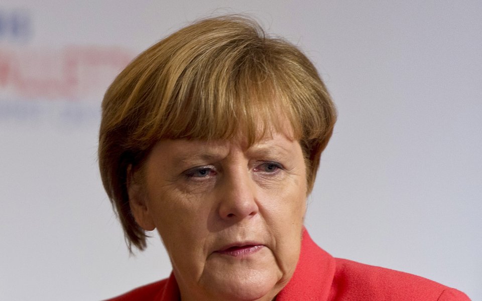 Германия и Холандия все пак ще играят, дори пред погледа на Меркел