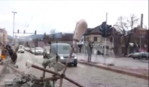 Вятърът събори стълб в София, по чудо няма жертви