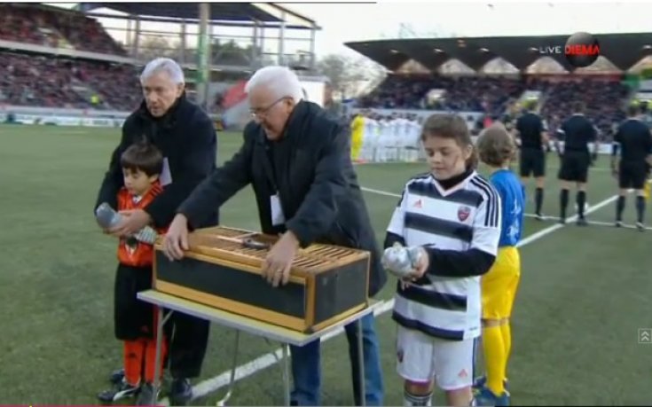 ВИДЕО: Гълъбите на мира полетяха преди Лориен - ПСЖ