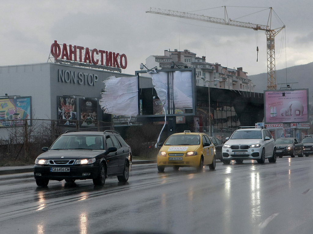 Силна буря в София изкорени дървета в кв. Лозенец, счупи билборд по Околовръстно шосе