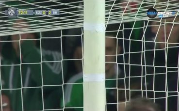 ВИДЕО: Вратарят на Сент Етиен скъса собствената си мрежа