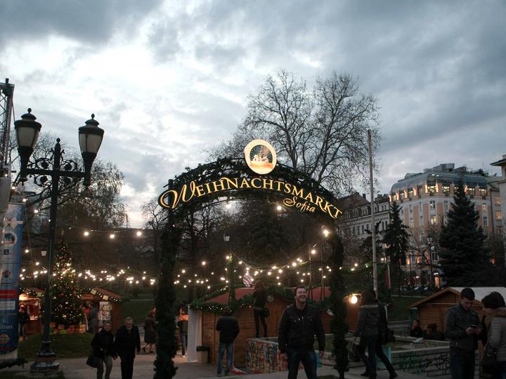 От 20 ноември в Градската градина, до пл. Батенберг може да бъде разгледан немският Коледен Базар