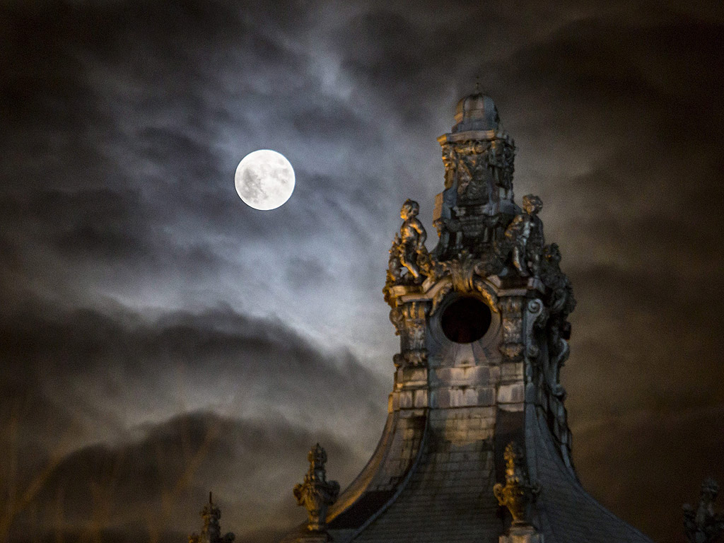 Пълна Луна изгрява над замъка Вайдахуняд в градския парк на Будапеща, Унгария
