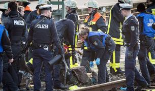 Демонстранти се оковаха пред влака на германски министър