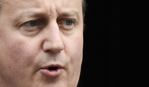 Защо британският премиер идва в България