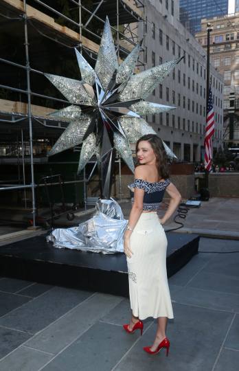 Миранда Кър бе поканена да открие коледната звезда на Сваровски pred Rockefeller Center в Ню Йорк