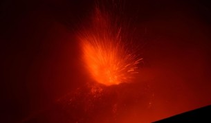 Вулканът Етна освети небето над Сицилия (видео)