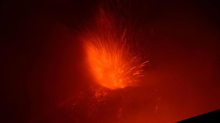 Вулканът Етна освети небето над Сицилия (видео)