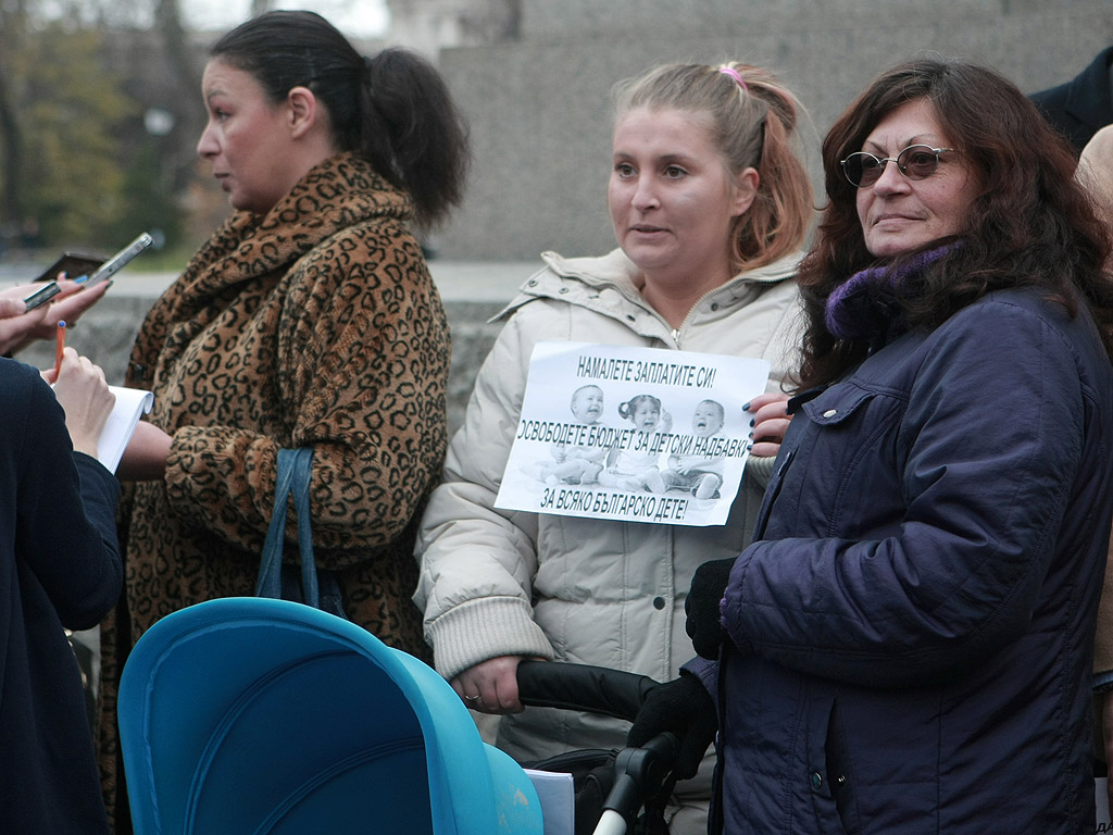 Десетки майки се събраха пред Народното събрание на протест за осигуряване на повече грижи за децата. Майките са заедно със своите деца носят транспаранти "Децата на България - изчезващ вид" и тениски "За мен бюджет няма"