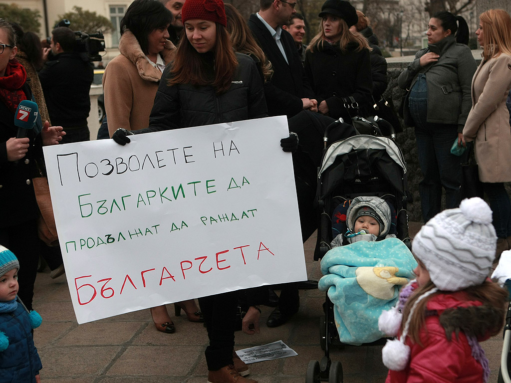 Десетки майки се събраха пред Народното събрание на протест за осигуряване на повече грижи за децата. Майките са заедно със своите деца носят транспаранти "Децата на България - изчезващ вид" и тениски "За мен бюджет няма"