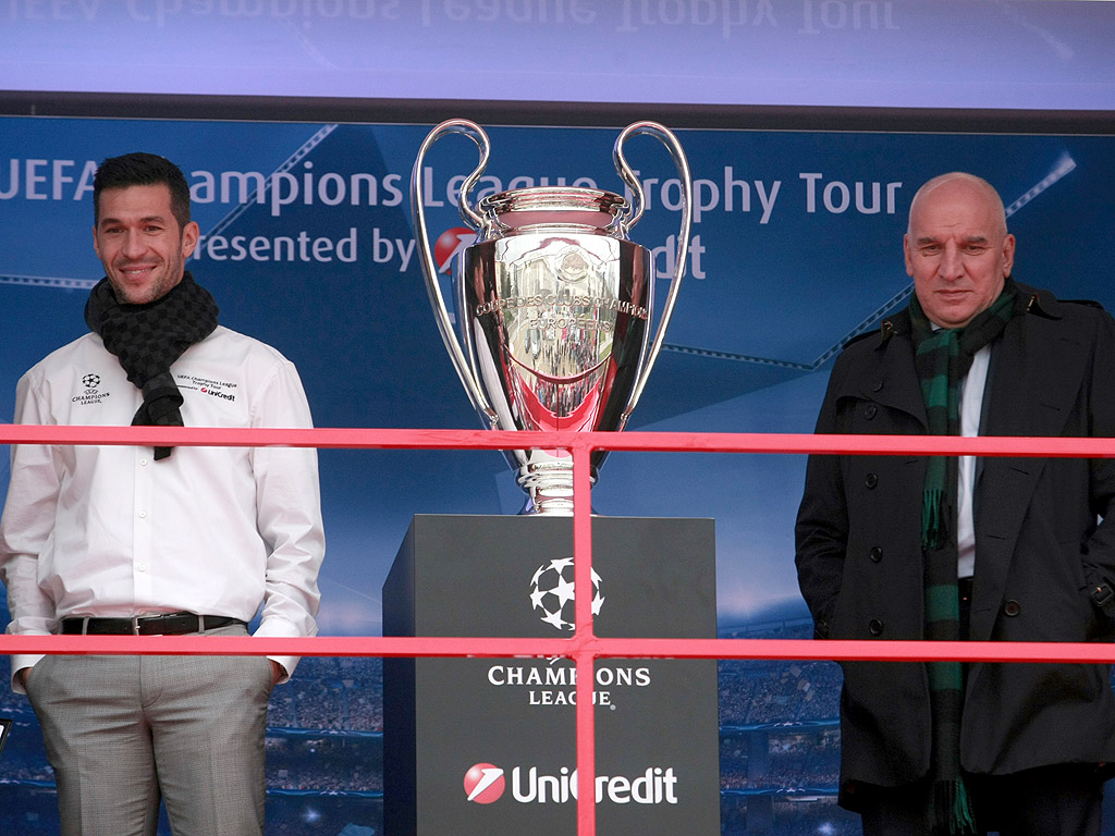 Най-престижното отличие в клубния футбол Купата на UEFA Champions League, представена от УниКредит, и футболните трофей са изложени в София (на 10-11 декември), в Бургас (14-15 декември) и във Варна (17-18 декември).