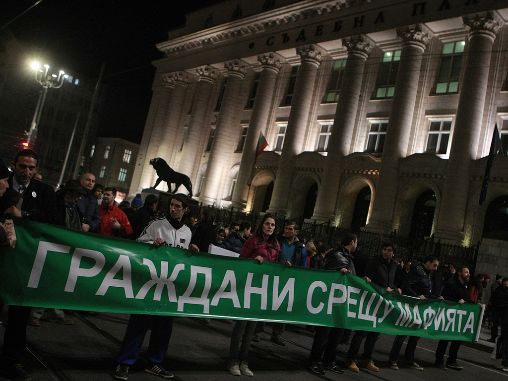 Съдии от всички столични съдилища, както от Върховния административен и Върховния касационен съд, бивши и настоящи членове на Висшия съдебен съвет (ВСС), изтъкнати юристи застанаха на стълбите на съдебната палата. Подкрепят ги и адвокати. Тази вечер магистратите, както и част от тези, които ги подкрепят, са закачили на реверите си символичен знак - везна.