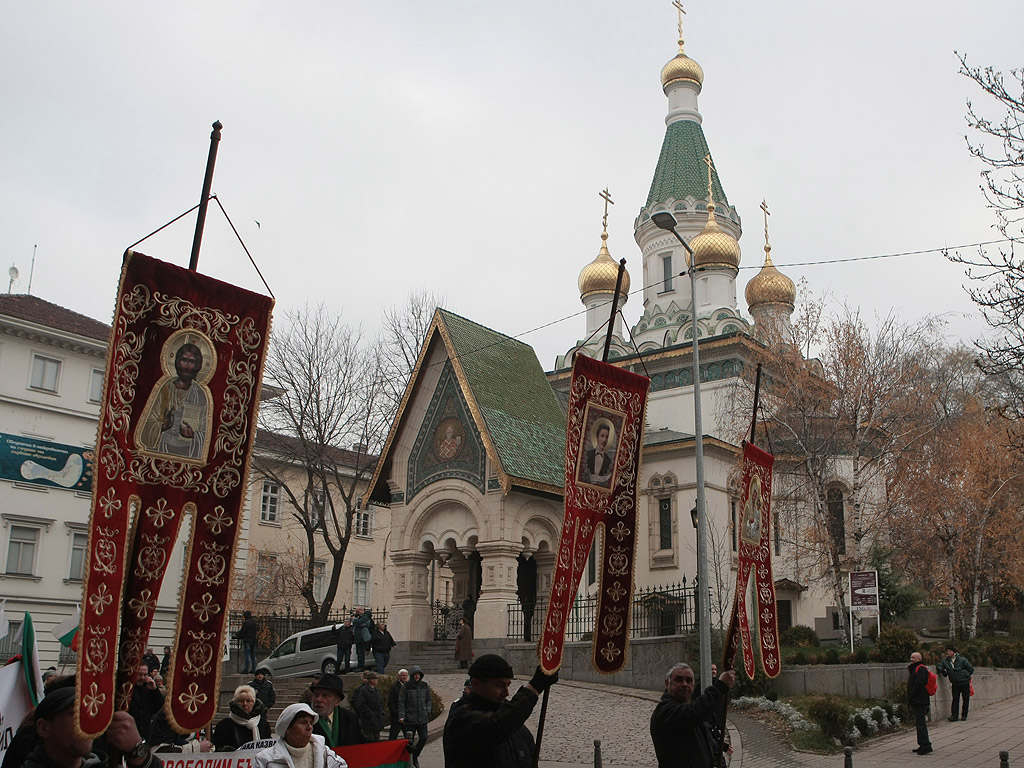 Стотици българи се събраха днес в 11 ч. пред БНБ за обявеното шествие – митинг срещу посещението на премиера на Турция Давутоглу , организирано от партия Атака.