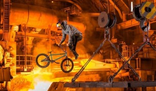 Как се кара BMX в завод за стомана (видео)