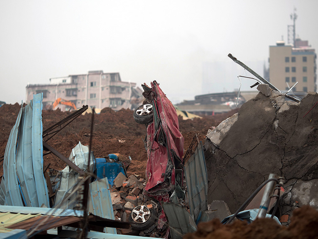 Свлачище в южния китайски град Шънчжън затрупа около 30 сгради