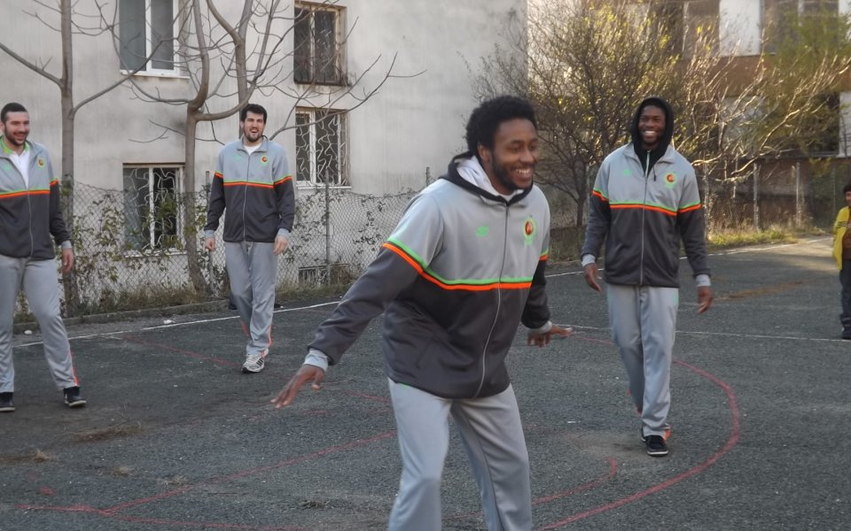 Баскетболистите на Берое зарадваха децата в дом „Българка”