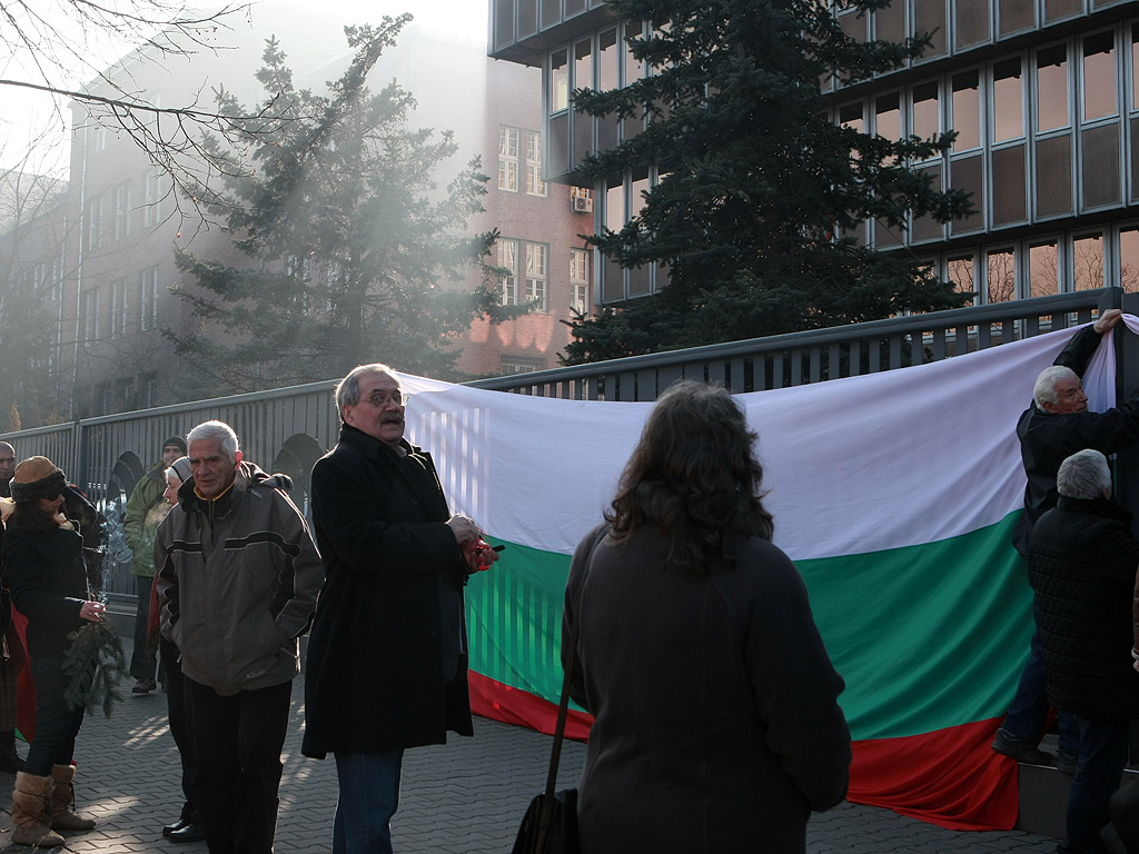 Протестиращите срещу спирането на предаването "Деконструкция" по програма "Хоризонт" блокираха движението по бул. "Драган Цанков" пред сградата на БНР