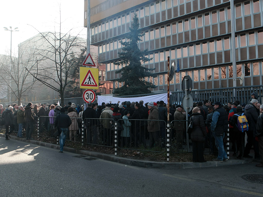 Протестиращите срещу спирането на предаването "Деконструкция" по програма "Хоризонт" блокираха движението по бул. "Драган Цанков" пред сградата на БНР