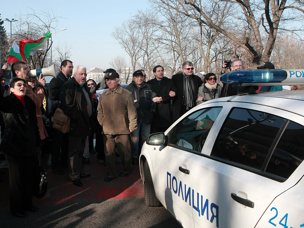 Протестиращите срещу спирането на предаването "Деконструкция" по програма "Хоризонт" блокираха движението по бул. "Драган Цанков" пред сградата на БНР