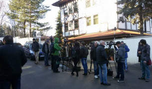 Журналисти чакат пред сараите на Ахмед Доган, къде се провежда извънредно заседание на ЦС на ДПС