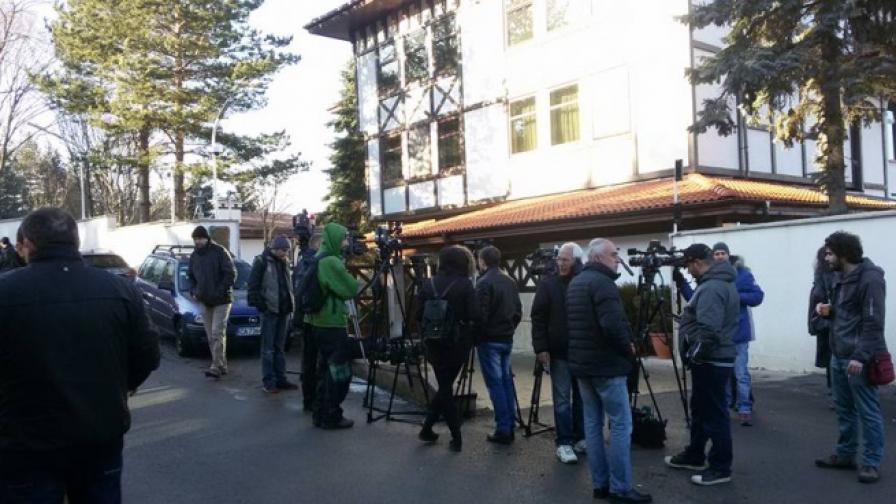 Журналисти чакат пред сараите на Ахмед Доган, къде се провежда извънредно заседание на ЦС на ДПС