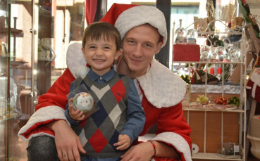 СНИМКИ: Литекс зарадва деца в неравностойно положение в Ловеч за Коледа