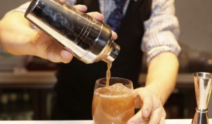 Неволите на един барман (видео)