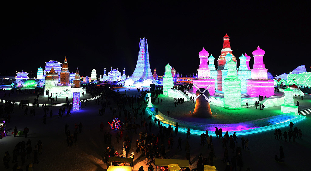 32-ри Международен фестивал на ледените и снежни фигури в град Харбин, провинция Хъйлундзян, Китай