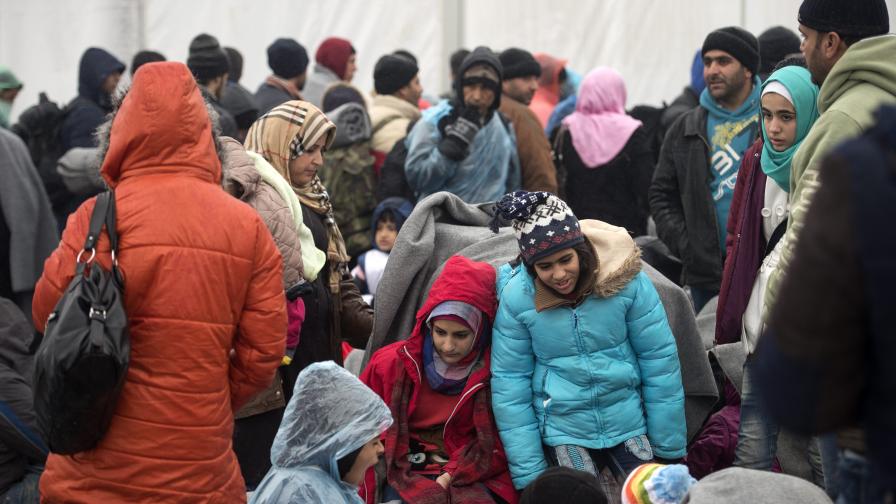 Турция въвежда визи за сирийците по въздух и вода, но не и по суша