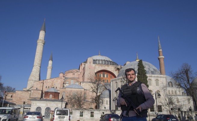 Арестуваха 16 души, готвели други атентати в Турция днес