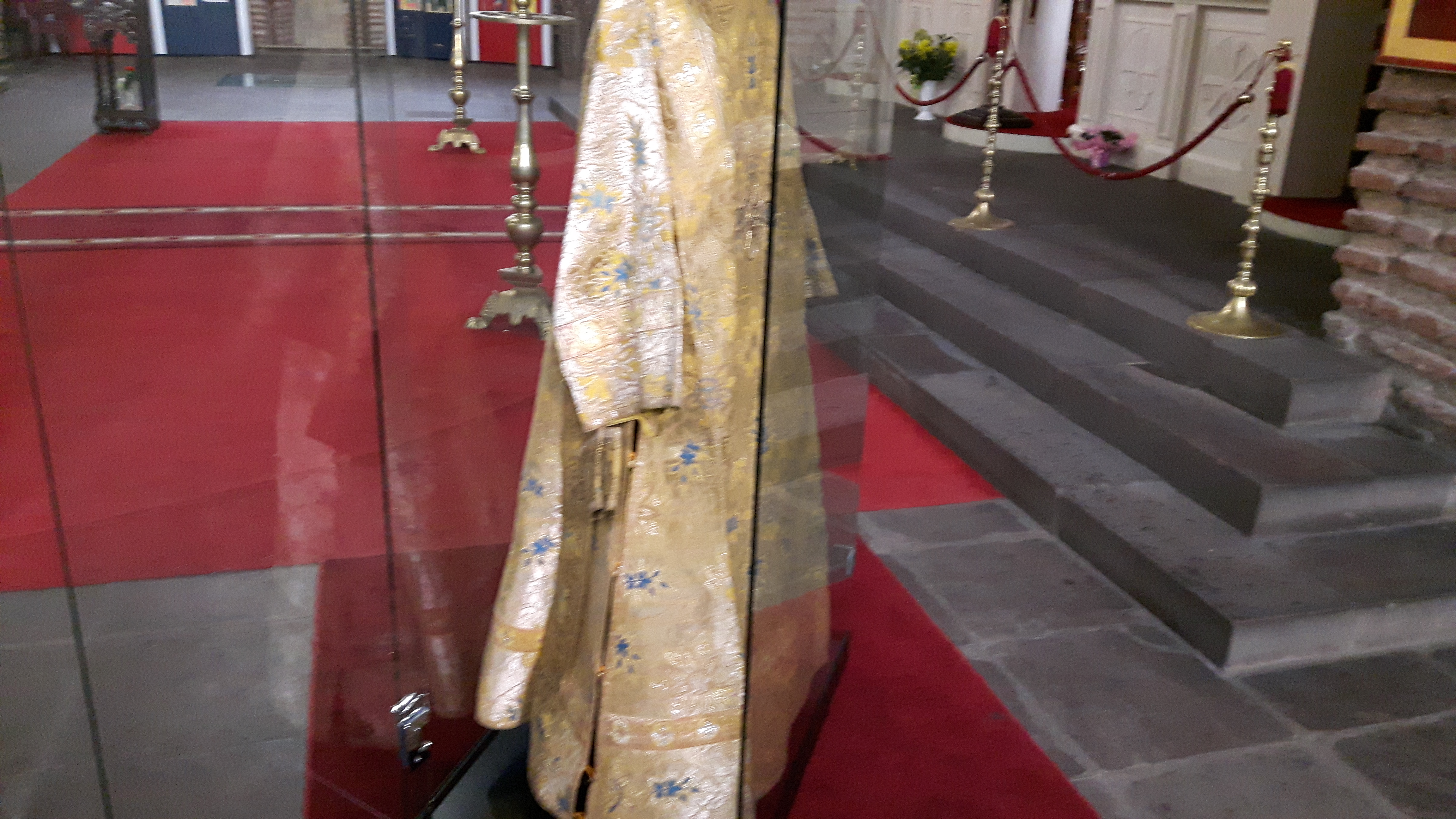 Богослужебните одежди на Васил Левски са изложени в храма "Св. София"