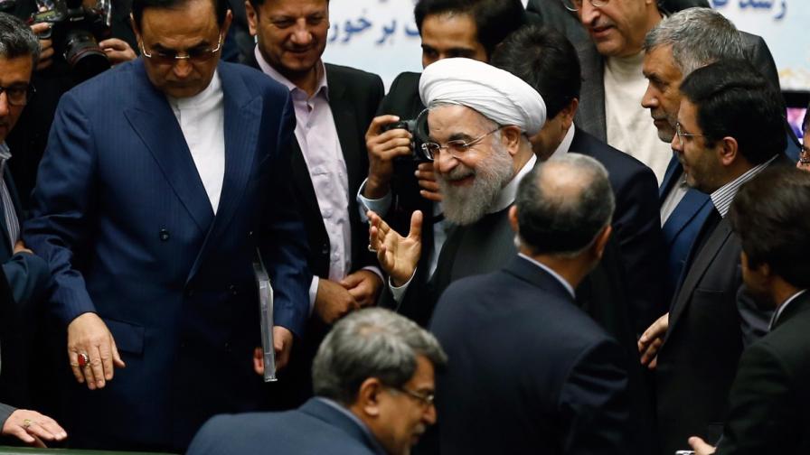 Ирански депутати поздравяват президента Хасан Рохани по случай отмяната на санкциите