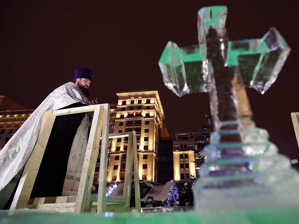 Руски православни вярващи се потапят в ледените води на река Москва като част от честването на Богоявление в Москва, Русия. Хората вярват, че къпането в благословените води по време на празника Богоявление укрепва духа и тялото. Температурите паднаха до около минус 15 градуса по Целзий.